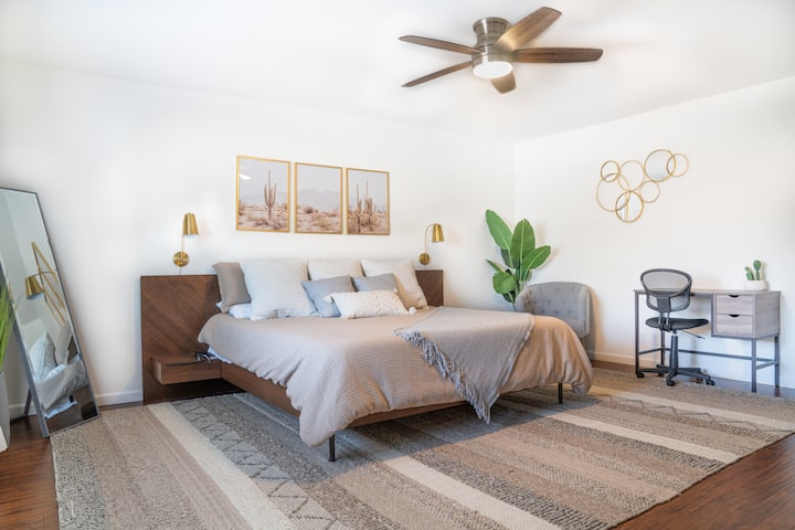 Dormitorio principal con cama tamaño king, vestidor, baño privado, escritorio y TV de 55pulgadas