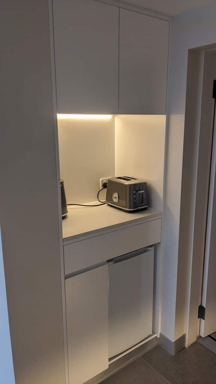 Stylish Self- Contained Room With Private Entry. - Willoughby