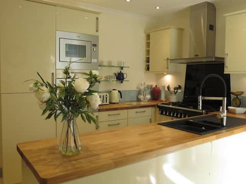 Top performing Airbnb: Comfortable stylish cottage in Burton