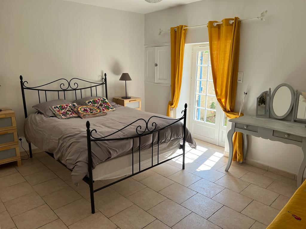 غرفة النوم في الطابق الأرضي - السرير 140 سم