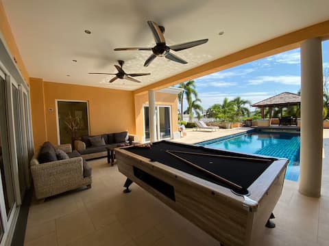 Pattaya 4BR Pool Villa-Grp BBQ, Karaoke&Pool Table