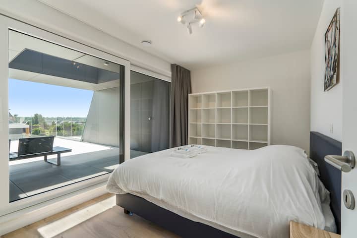 Spálňa veľkosti Queen -  nachádza sa na najvyššom poschodí s veľkým balkónom 