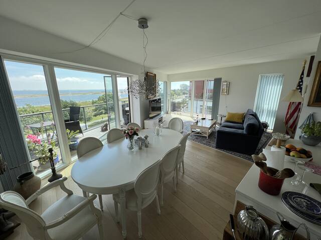 Large flat by the beach with 10 min to city centre gallery image 4