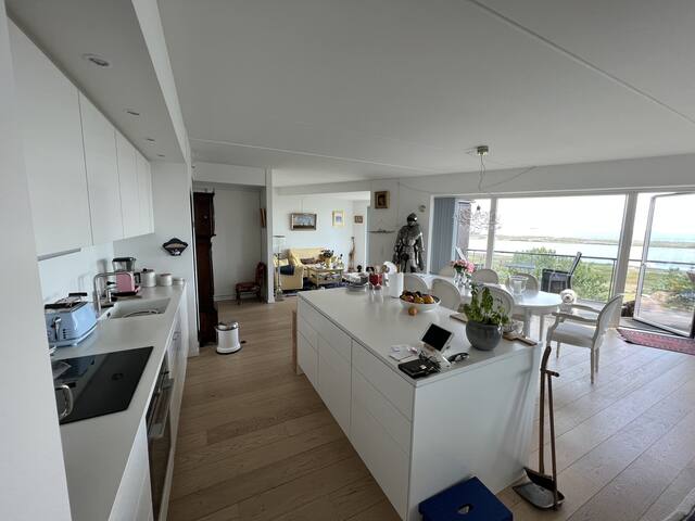Large flat by the beach with 10 min to city centre gallery image 2
