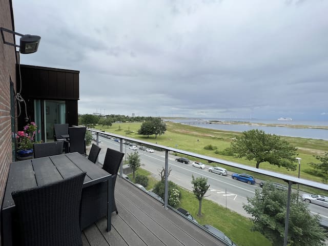 Large flat by the beach with 10 min to city centre