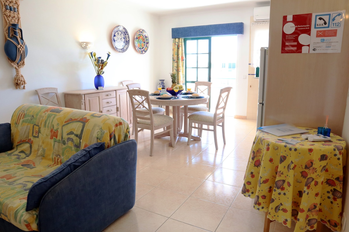 客厅、厨房、用餐区、阳台/厨房通道、用餐区、客厅、阳台