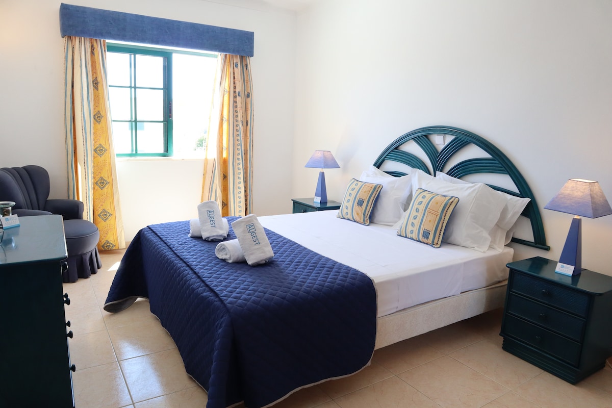 Quarto com cama de casal, toalhas e lençóis incluídos no preço/卧室，价格中包含一张双人床、床上用品和毛巾