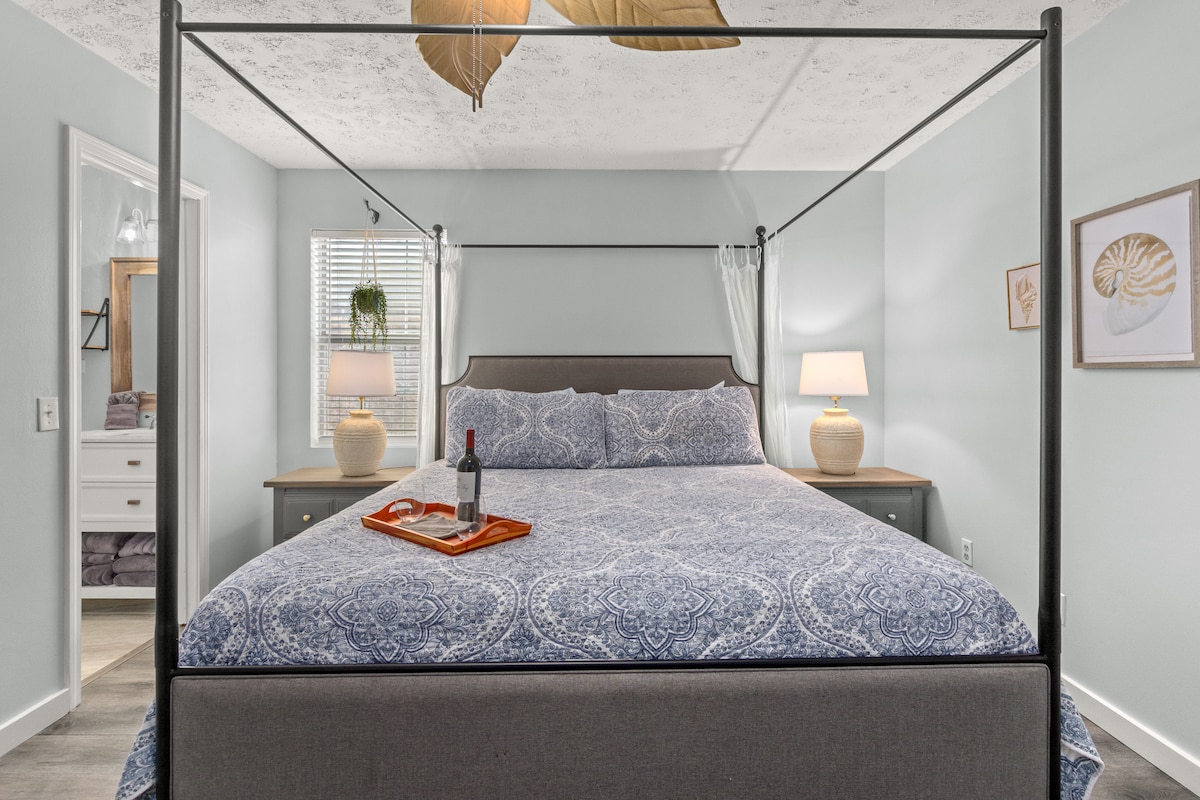 Dormitorio tamaño king con baño privado adjunto, zona de cama completa adicional y TV inteligente.