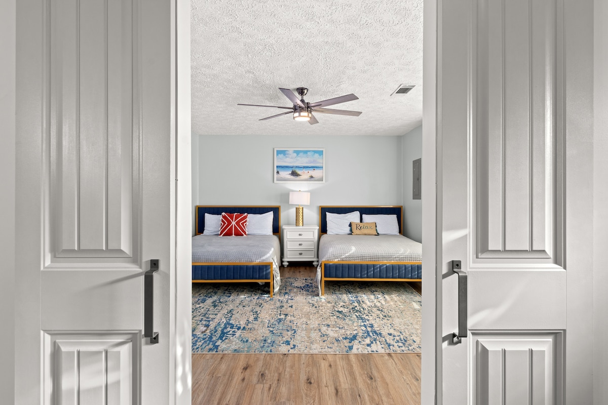 Otra vista de las dos habitaciones con cama tamaño queen, con capacidad para hasta cuatro personas.