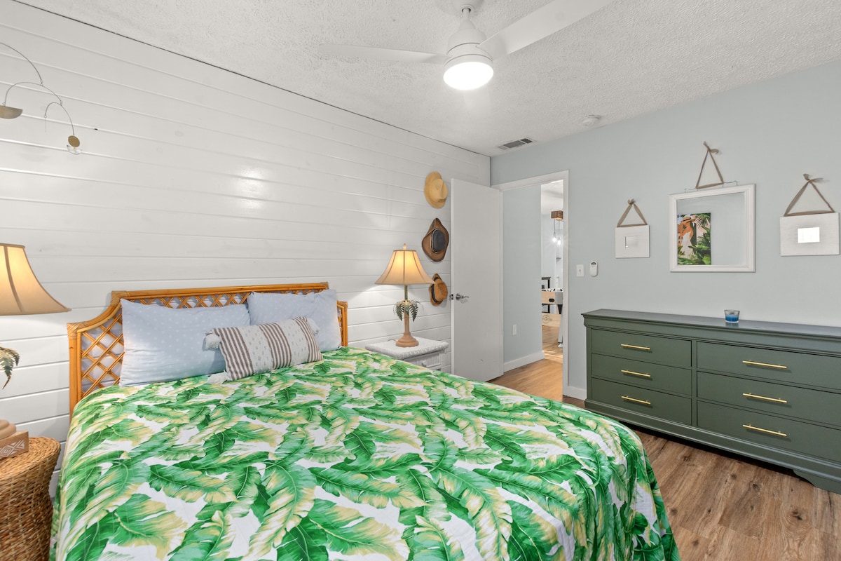 ¡Una habitación queen boho chic llena de ambiente relajado y terroso, con textiles tejidos, cojines acogedores y decoración ecléctica para un retiro relajado y elegante!