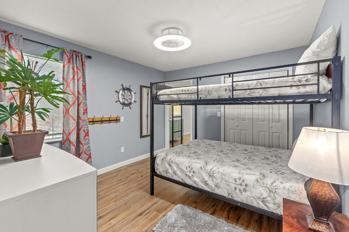 ¡Habitación completa con literas con baño privado adjunto para la relajación privada después de un día bajo el sol!