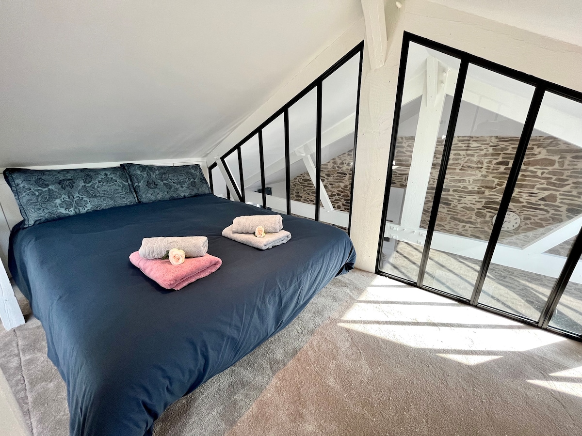 Spálňa 2: v medziposchodovej posteli 140 x 190 s výhľadom na obývaciu izbu 