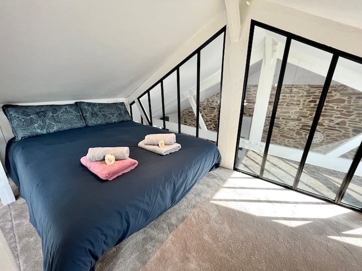 Chambre 2 : en mezzanine lit 140 x 190 avec vue sur le salon