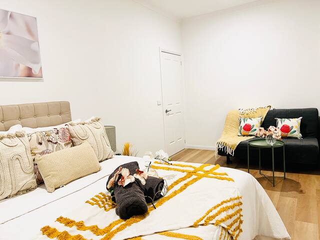 4BDR2BTH#Fits14pp#Next2QVicMarket#FreeTramZone gallery image 2