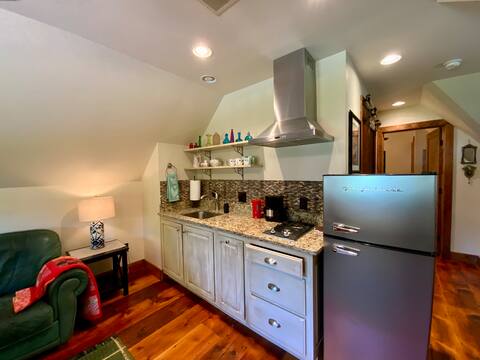 Inviting, comfortable & private suite near Univ.