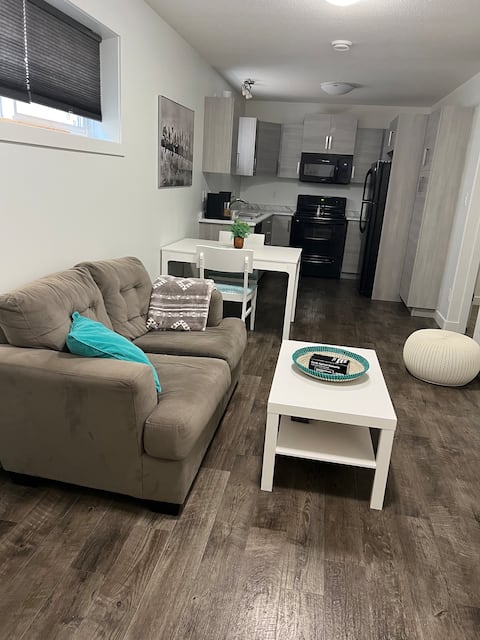 Adorable 1-bedroom Private Suite