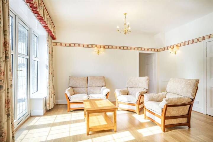 Bright And Spacious Rural Farmhouse With Courtyard - Wrexham