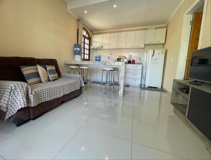 Ინტეგრირებული მისაღები ოთახი გასაშლელი დივნით. (იტევს კიდევ 2 სტუმარს ) 