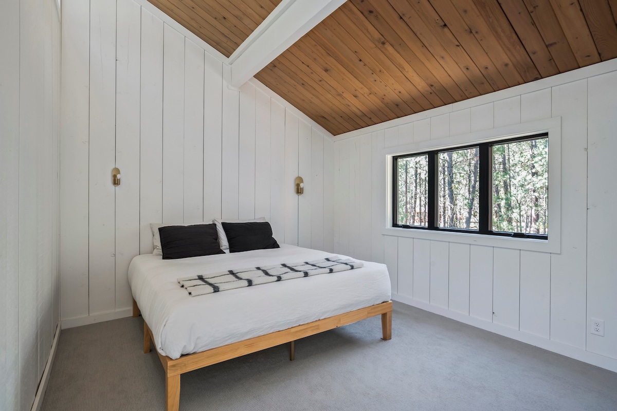 Dormitorio principal con un colchón king Caspar y ropa de cama con ropa de cama 