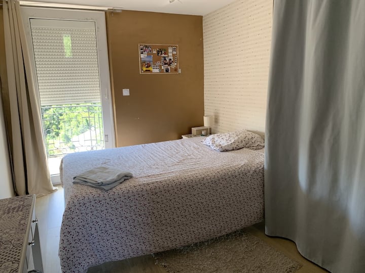 غرفة النوم 2 / 140 × 190 - غرفة النوم العلوية
مع مصراع بكرات كهربائية