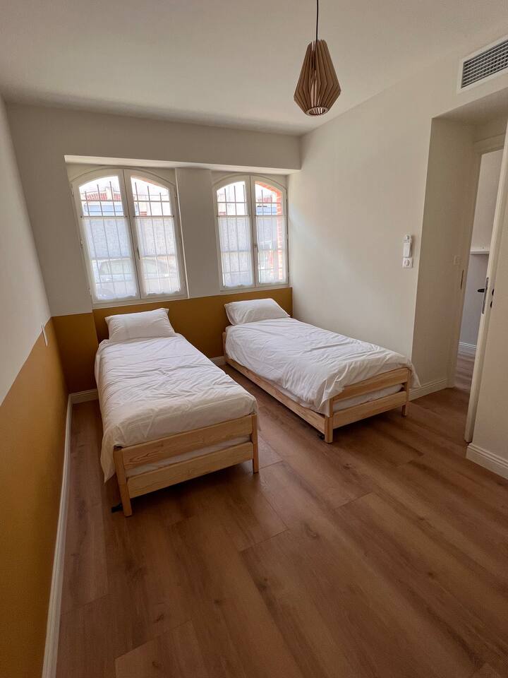 غرفة النوم 3، الطابق الأرضي، سرير 80 × 200
نموذجي للغرفة في 2 أو 3
خزانات التخزين
مناسبة لثلاثة أطفال. 
إمكانية تكييف الغرفة بسرير واحد بحجم كوين لاستضافة زوجين على سبيل المثال.