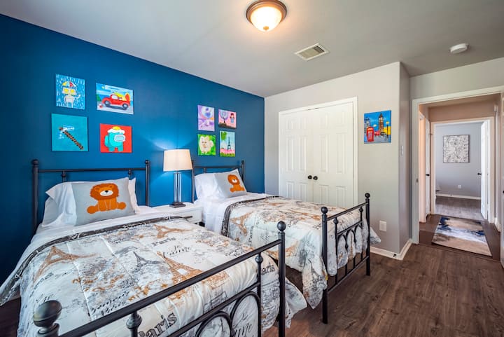 Уютна спалня с приветливи декорации за малки деца.