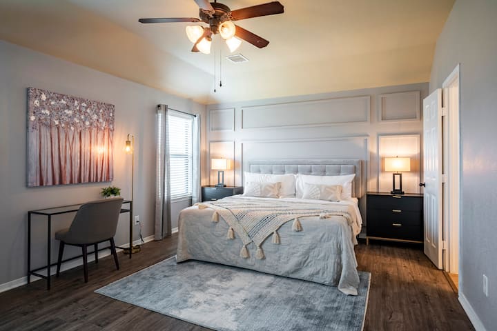 Самостоятелен главен апартамент, със суперголямо двойно легло, работен кът, телевизор и баня и тоалетна. И двете нощни лампи имат usb зарядно устройство. Предлага се бюро за учене с подова лампа.