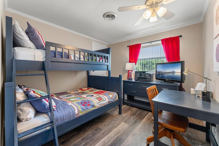 Dhoma e gjumit 5: Krevat dopio i fortë. Smart TV. Perde të errëta. 