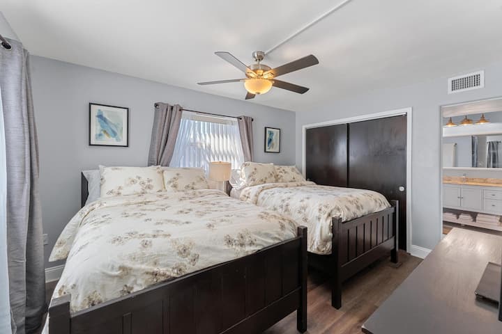 Dhoma e gjumit nr. 1: dy krevate me madhësi të plotë. Banjë në dhomë. Ka televizor me/Netflix.