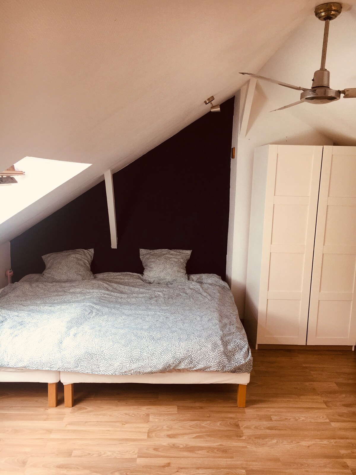 Chumba kikubwa cha kulala kilicho kwenye ghorofa ya juu
1 lit 160x200 + 1 lit 90x200