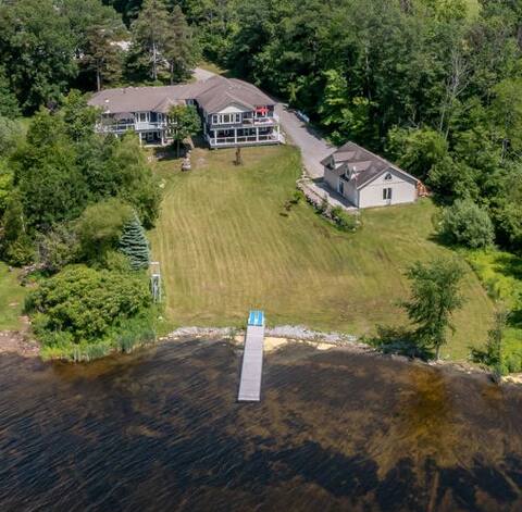 Sunset Lake House - Waterfront with Hot Tub Bliss