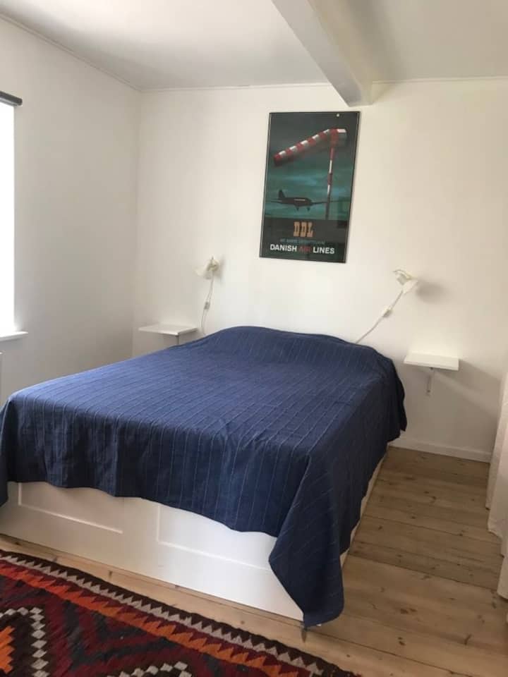 La chambre la plus calme de la maison à l'ouest au rez-de-chaussée, avec une fenêtre sur l'orangerie. Le lit est de 120x200