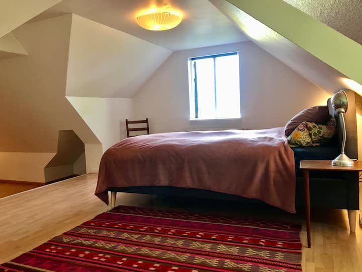 La grande chambre orientée est avec suffisamment d'espace pour le confort et un espace de couchage supplémentaire pour les enfants sur la corde basse