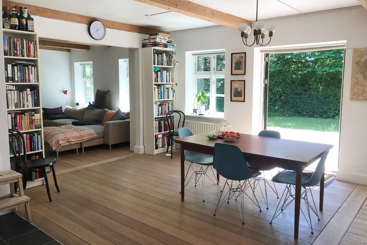 Angalia kutoka jikoni kuelekea sehemu ya kulia chakula, sebule iliyo wazi na utoke hadi kwenye mtaro unaoelekea kusini.