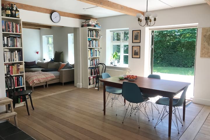 Regardez de la cuisine vers la salle à manger, le salon ouvert et sortez sur la terrasse orientée plein sud.