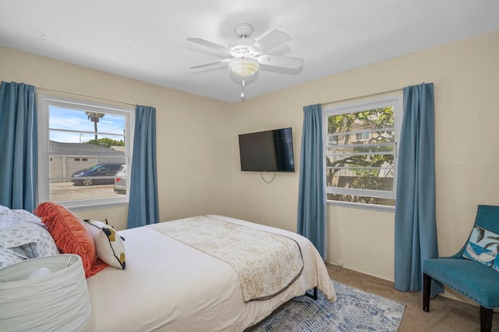 Спална соба 1 со брачен кревет (широк 180 - 200 см) и 55-инчен HD телевизор