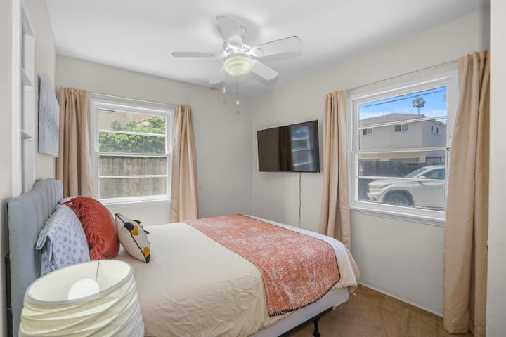 Спална соба 2 со брачен кревет (широк 180 - 200 см) и 55-инчен HD телевизор