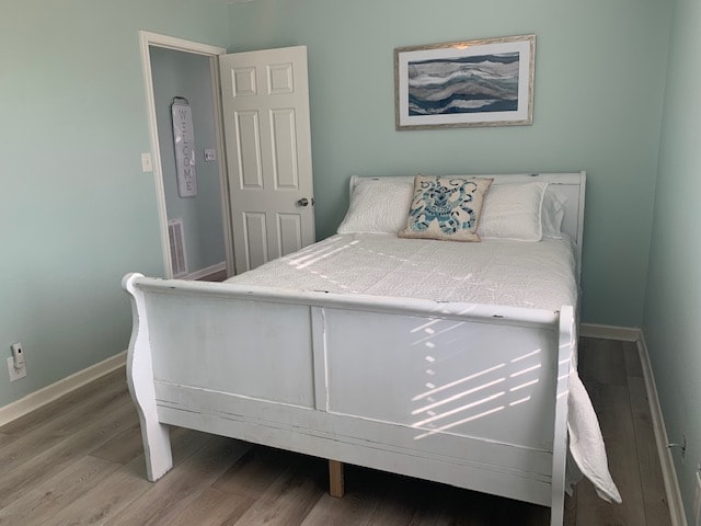 ห้องนอนที่สองมีเตียงควีนไซส์ ห้องนี้มีตู้เสื้อผ้าแบบวอล์คอินขนาดใหญ่และตู้เสื้อผ้า