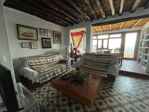A nice and spacious manor house in Lanjarón.
