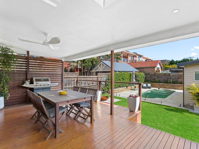 Huge House with Heated Pool – Walk to Beach gallery image 4