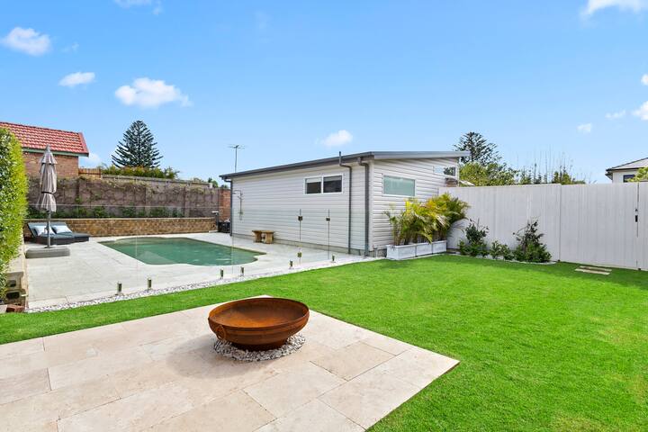 Huge House with Heated Pool – Walk to Beach