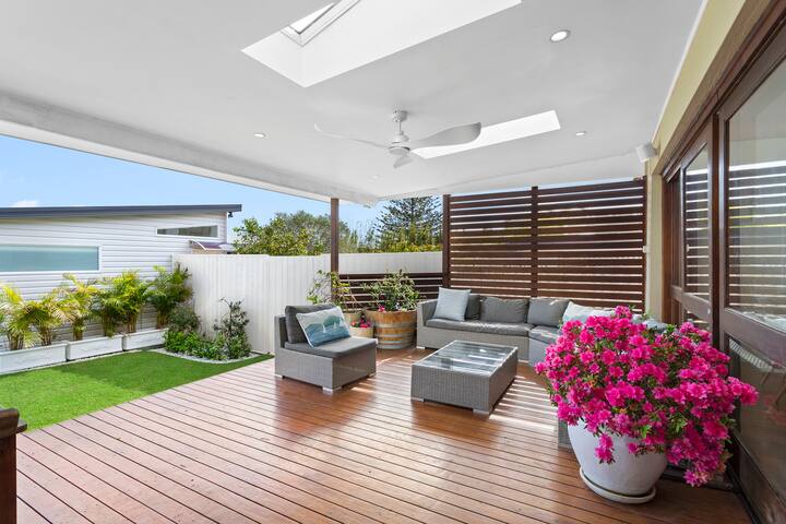 Huge House with Heated Pool – Walk to Beach gallery image 2