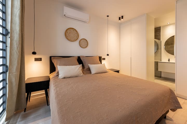 спалня 1 с вградени гардероби и закачалки , вграден сейф, 2 нощни шкафчета 

Леглата са снабдени с топери.