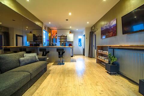 Stylish Waterside Retreat ★ Walk to Train & Outlet
