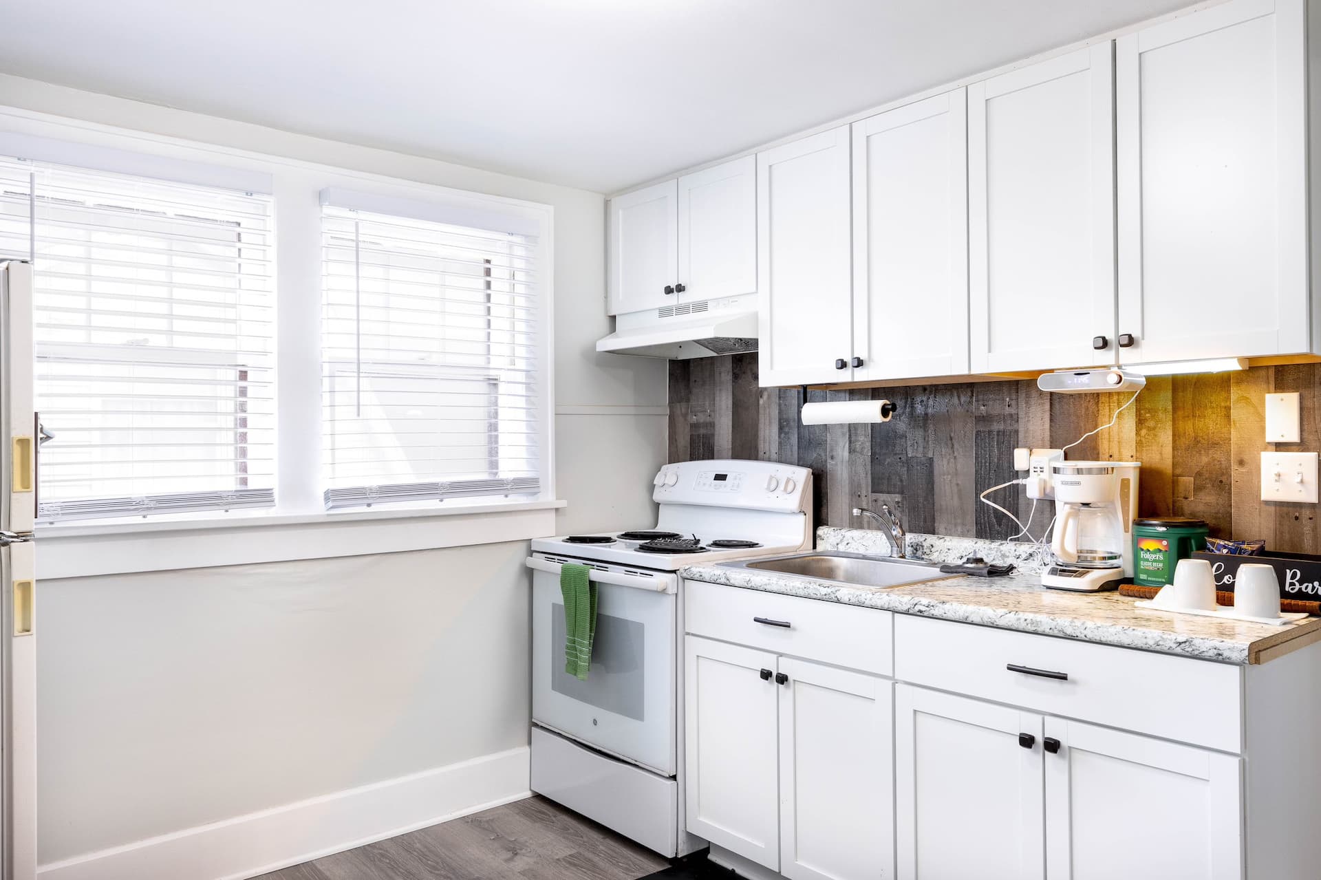 Fully stocked Suite Dwntown Cuy falls! near cvnp and blossom. Sleeps 4 — photo 3