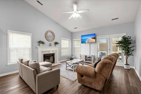 Pet friendly 3-bedroom, screened patio, EV Charger