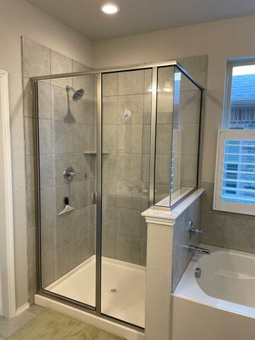 Pristine 3 bedroom, 3 bath smart home w/ amenities gallery image 3