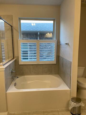 Pristine 3 bedroom, 3 bath smart home w/ amenities gallery image 4