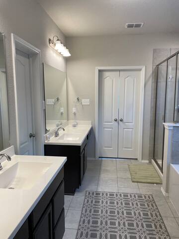 Pristine 3 bedroom, 3 bath smart home w/ amenities gallery image 5