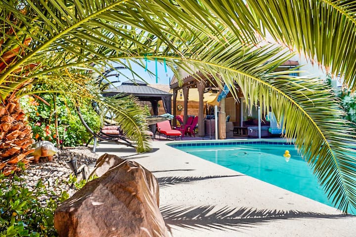 Resort Oasis-Big Pool/Hot Tub-near STRIP, Speedway